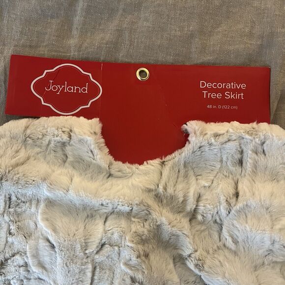 Belk Joyland Christmas Tree Skirt Ivory Into The Woods Faux Fur 48” Diameter - Picture 3 of 9